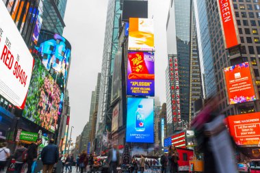 NEW YORK CITY, NY - 26 Nisan 2018: Times Meydanında yürüyen turist kalabalığı 26 Nisan 2018 'de New York City' de duvarda LED levhalarıyla.