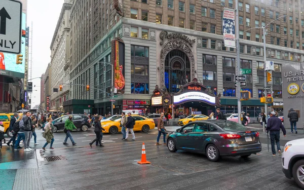 Nueva York City Abril 2018 Multitud Turistas Caminando Times Square — Foto de Stock