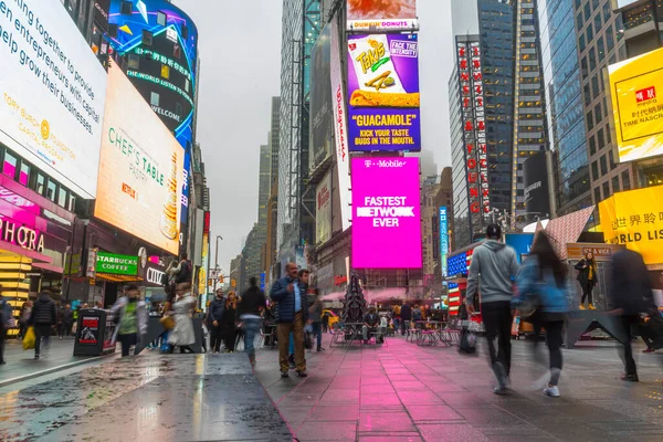 Nueva York City Abril 2018 Multitud Turistas Caminando Times Square — Foto de Stock