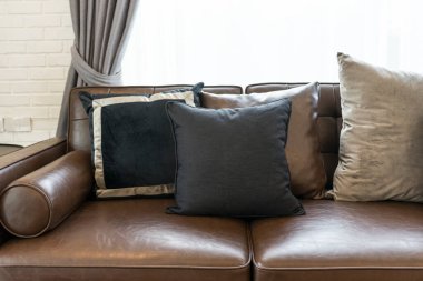 Kahverengi deri kanepe ve yastık modern iç tasarım ve ev dekoruyla oturma odasında..