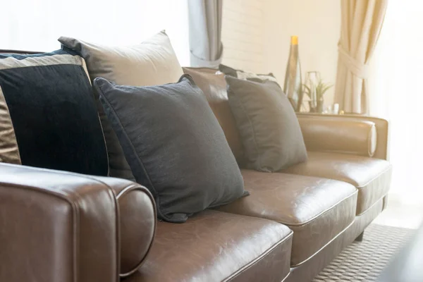 Kahverengi deri kanepe ve yastık modern iç tasarım ve ev dekoruyla oturma odasında..