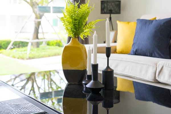 Travesseiros Azuis Amarelos Sofá Branco Com Mesa Café Interior Sala — Fotografia de Stock