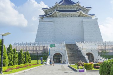 Taipei, Tayvan 'da Chiang Kai-shek Anıt Salonu' nda yürüyen insanlar var..