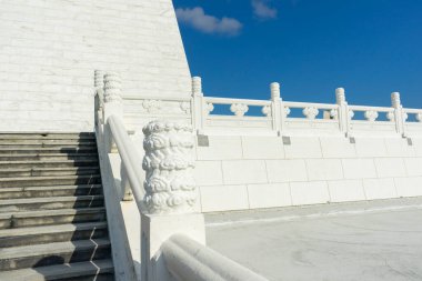 Taipei, Tayvan 'da Chiang Kai-shek Anıt Salonu' nda yürüyen insanlar var..