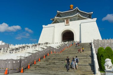 Taipei, Tayvan 'da Chiang Kai-shek Anıt Salonu' nda yürüyen insanlar var..