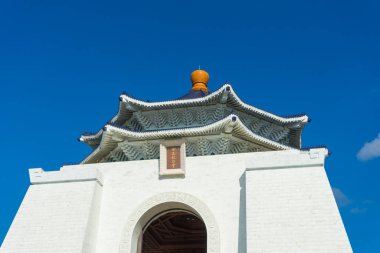 Taipei, Tayvan 'da Chiang Kai-shek Anıt Salonu' nda yürüyen insanlar var..