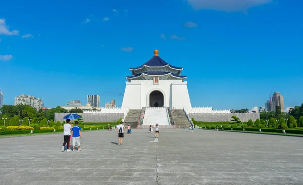 Taipei, Tayvan 'da Chiang Kai-shek Anıt Salonu' nda yürüyen insanlar var..