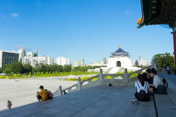 Människor Går Runt Chiang Kai Shek Memorial Hall Taipei Taiwan — Stockfoto