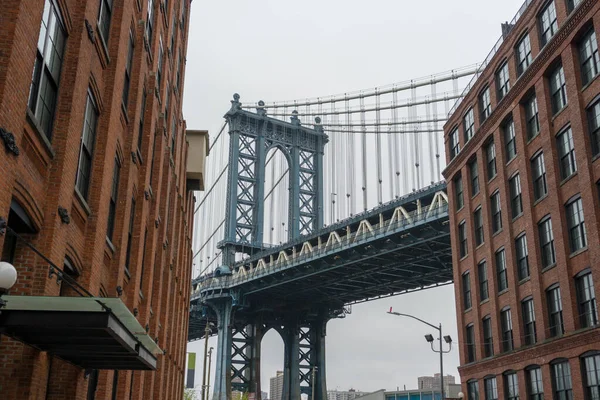 ニューヨークのブルックリン ダンボ地区からのマンハッタン橋の眺め — ストック写真