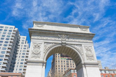 New York City, ABD 'de güneşli bir bahar gününde Washington Meydanı Kemeri.