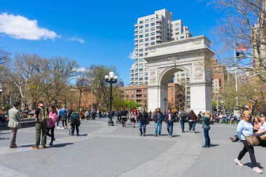 New York City, ABD 'de güneşli bir bahar gününde Washington Meydanı Kemeri.
