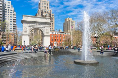 New York City, ABD 'de güneşli bir bahar gününde Washington Meydanı Kemeri.