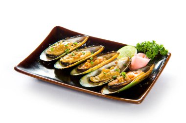 Beyaz arka planda bir tabakta sarımsaklı midye..