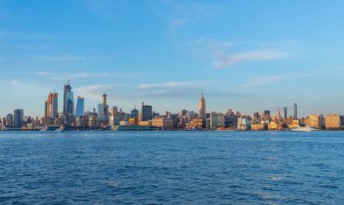 New York, New York, ABD 'de Hudson Nehri üzerindeki Midtown Manhattan silueti..