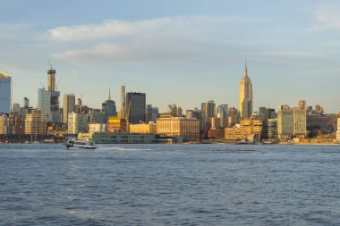 New York, New York, ABD 'de Hudson Nehri üzerindeki Midtown Manhattan silueti..