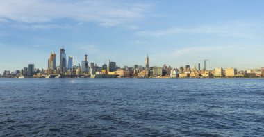 New York, New York, ABD 'de Hudson Nehri üzerindeki Midtown Manhattan silueti..
