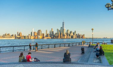 New York, Manhattan, gün batımında Hudson Nehri üzerinden New Jersey 'den izleniyor..