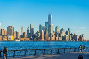 New York, Manhattan, gün batımında Hudson Nehri üzerinden New Jersey 'den izleniyor..