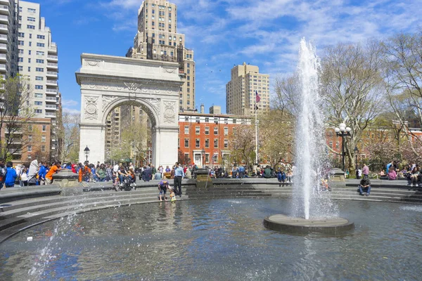 Der Washington Square Arch Einem Sonnigen Frühlingstag New York City — Stockfoto
