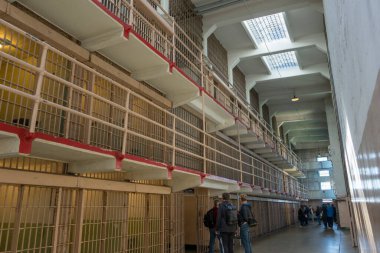 SAN FRANCISCO, CALIFORNIA - 17 Nisan 2018: 17 Nisan 2018 'de San Francisco, ABD' deki Alcatraz Federal Cezaevi 'nin iç manzarası. Alcatraz adası 1933 'ten 1963' e kadar federal bir hapishaneydi..