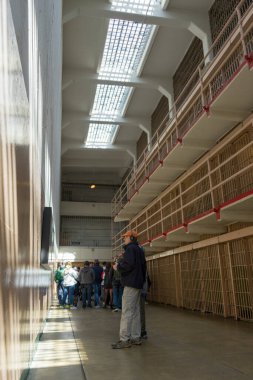 SAN FRANCISCO, CALIFORNIA - 17 Nisan 2018: 17 Nisan 2018 'de San Francisco, ABD' deki Alcatraz Federal Cezaevi 'nin iç manzarası. Alcatraz adası 1933 'ten 1963' e kadar federal bir hapishaneydi..