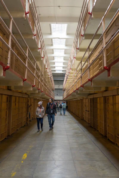 SAN FRANCISCO, CALIFORNIA - 17 Nisan 2018: 17 Nisan 2018 'de San Francisco, ABD' deki Alcatraz Federal Cezaevi 'nin iç manzarası. Alcatraz adası 1933 'ten 1963' e kadar federal bir hapishaneydi..