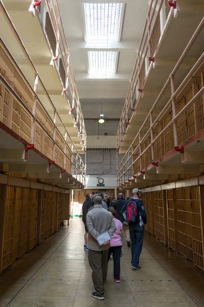 SAN FRANCISCO, CALIFORNIA - 17 Nisan 2018: 17 Nisan 2018 'de San Francisco, ABD' deki Alcatraz Federal Cezaevi 'nin iç manzarası. Alcatraz adası 1933 'ten 1963' e kadar federal bir hapishaneydi..