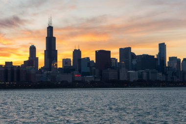 Gün batımında dramatik gökyüzü ile güzel Chicago silueti.