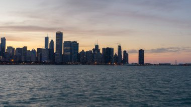 Gün batımında dramatik gökyüzü ile güzel Chicago silueti.