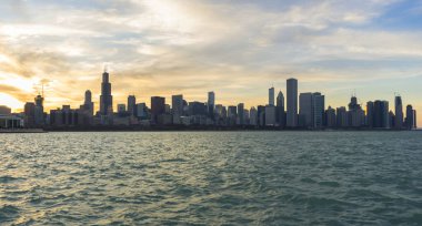 Gün batımında dramatik gökyüzü ile güzel Chicago silueti.