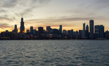 Gün batımında dramatik gökyüzü ile güzel Chicago silueti.