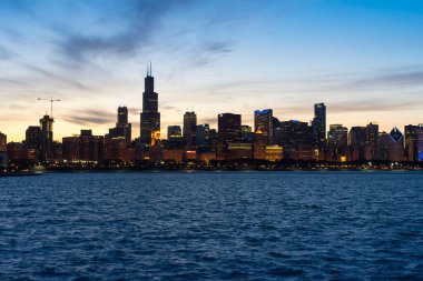 Gün batımında dramatik gökyüzü ile güzel Chicago silueti.