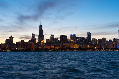 Gün batımında dramatik gökyüzü ile güzel Chicago silueti.