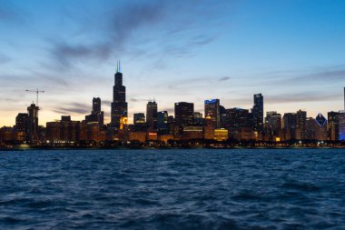 Gün batımında dramatik gökyüzü ile güzel Chicago silueti.