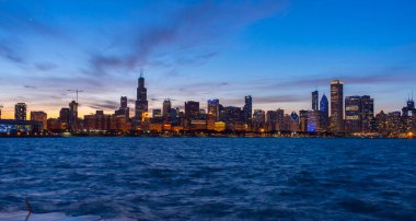 Gün batımında dramatik gökyüzü ile güzel Chicago silueti.