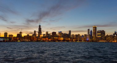 Gün batımında dramatik gökyüzü ile güzel Chicago silueti.