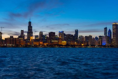 Gün batımında dramatik gökyüzü ile güzel Chicago silueti.