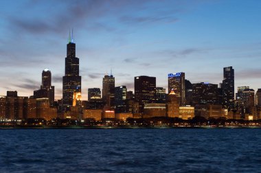 Gün batımında dramatik gökyüzü ile güzel Chicago silueti.
