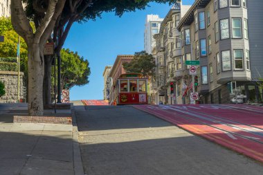Yolcular San Francisco, California 'da bir teleferiğe binmenin keyfini çıkarıyorlar..