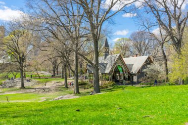 New York, ABD - 26 Nisan 2018: İnsanlar 26 Nisan 2018 'de ABD' nin New York kentindeki Central Park 'ta bahar havasının tadını çıkarmaya başladılar.