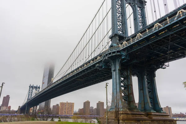 ニューヨーク市のロウアー マンハッタンのイースト川を渡る雲とマンハッタン橋 — ストック写真