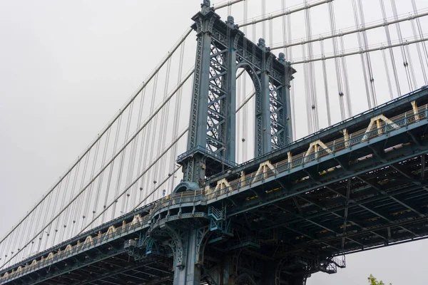 ニューヨーク市のロウアー マンハッタンのイースト川を渡る雲とマンハッタン橋 — ストック写真