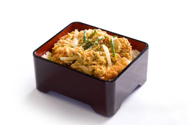 Kızarmış domuz pirzolası (tonkatsu) ve yumurta soslu pilav..