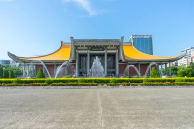 Taipei, Tayvan 'da Sun Yat-Sen Anma Salonu' nun mavi gökyüzüne karşı gündüz görüntüsü.