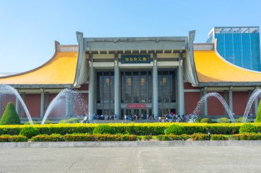 Taipei, Tayvan 'da Sun Yat-Sen Anma Salonu' nun mavi gökyüzüne karşı gündüz görüntüsü.