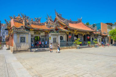 Taipei, Tayvan 'da mavi gökyüzü olan Longshan Tapınağının ana girişi.