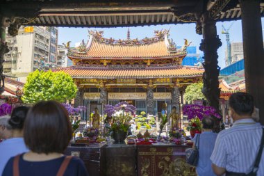 Tayvan, Taipei 'deki Longshan Tapınağı' nda namaz kılan bir kalabalık var.