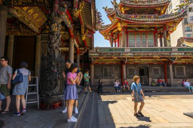 Tayvan, Taipei 'deki Longshan Tapınağı' nda namaz kılan bir kalabalık var.