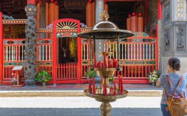 Tayvan, Taipei 'deki Longshan Tapınağı' nda namaz kılan bir kalabalık var.