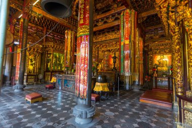 Taipei, Tayvan 'daki Longshan Tapınağı' nın ana sunağında altın Buda.